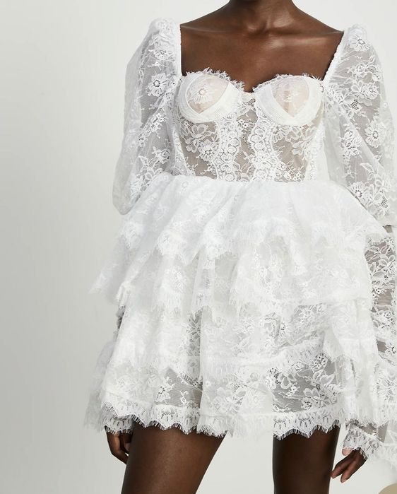 Бяла дантелена рокля