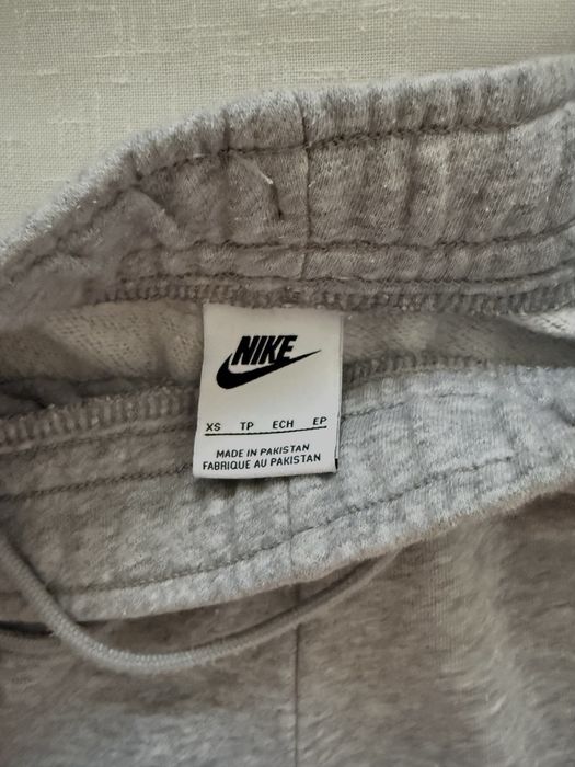 Продавам екип на Nike