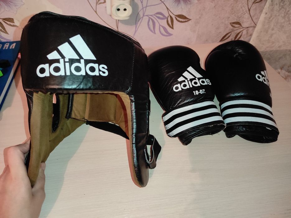 Боксерские перчатки и шлем.