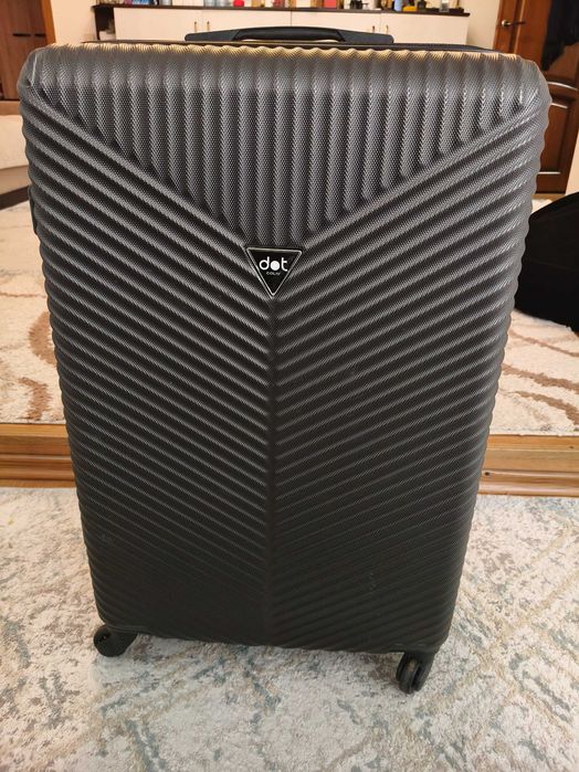 Дорожный чемодан в отличном состоянии