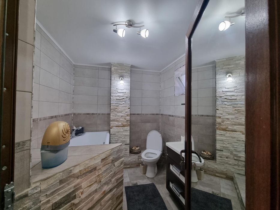 Apartament 3 camere  de vanzare