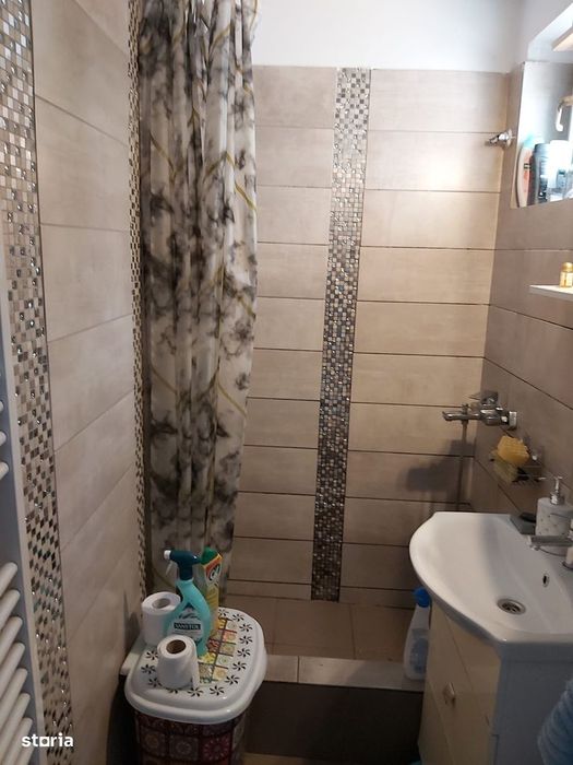 De inchiriat apartament 3 camere