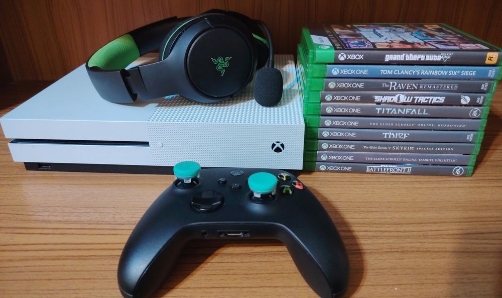 Като нов ! Xbox One S 1tb + 10 игри + джойстик + RAZER безжични слушалки