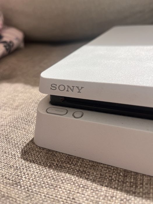 Плейстейшън 4 бял, PS4 white+ 2 джойстика + 5 игри