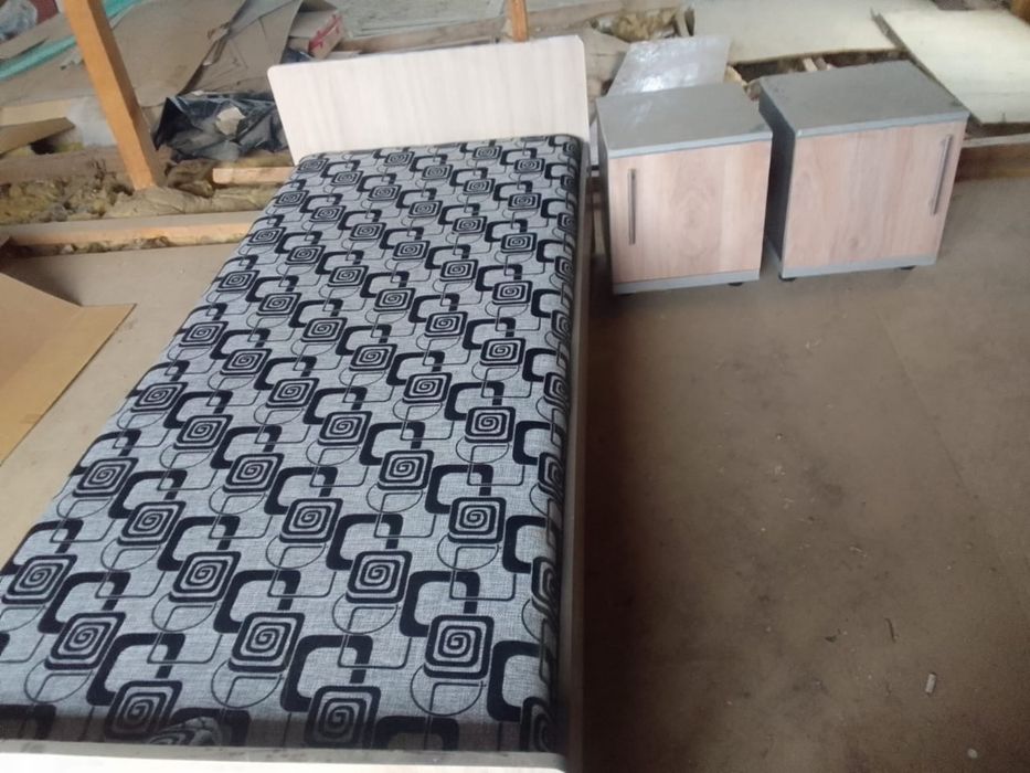 Кровать и 2 тумбы