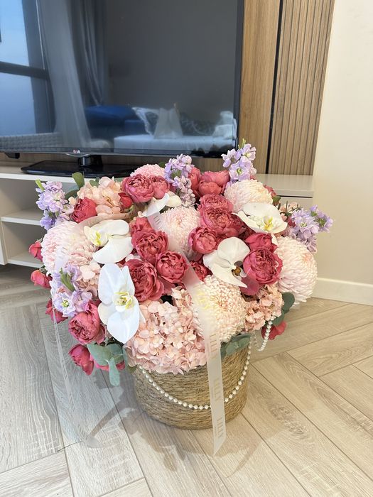 Большой букет в корзине.