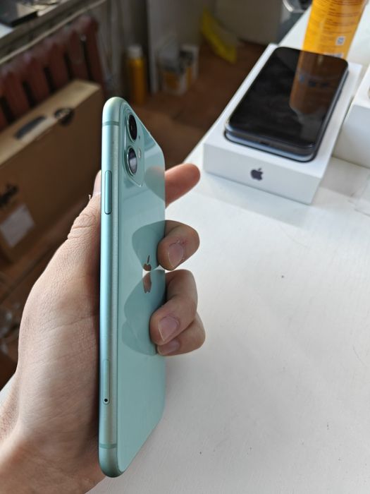Продам iPhone 11 64 ГБ памяти