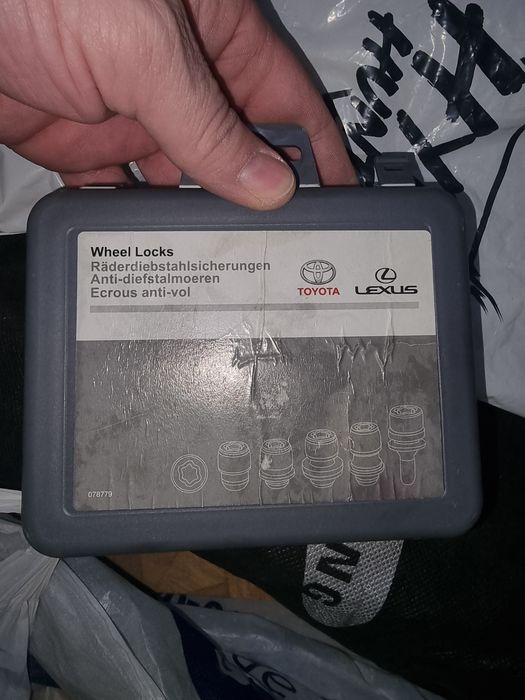 Секретки для тайота 25К оригинал