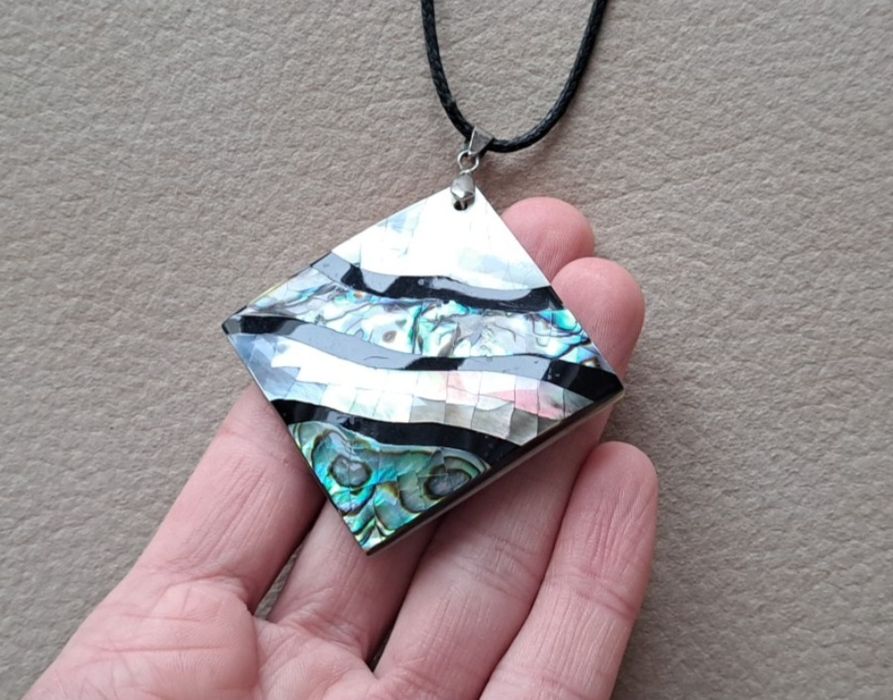 Колие от седиф с кожена верижка.