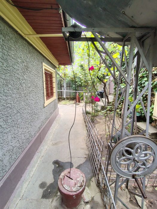 Casa bătrânească de vânzare
