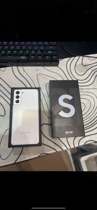 Продам телефон срочно все работает 8к s21