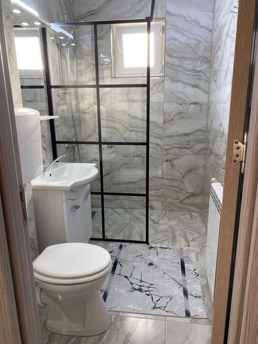 Închiriez apartament cu 2 camere