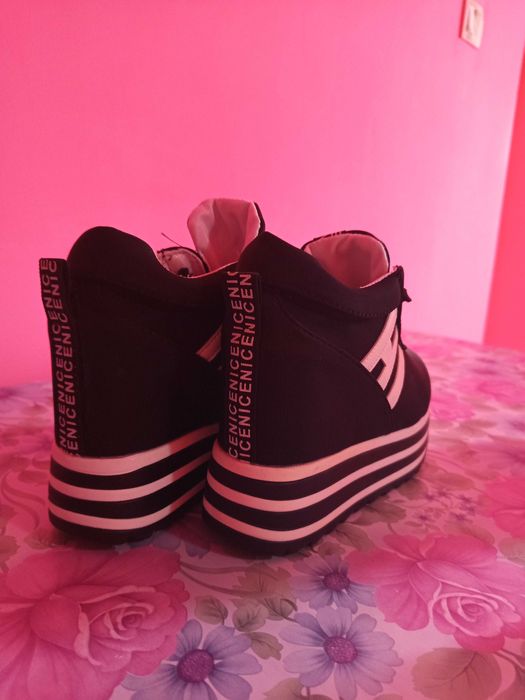 Vând pantofi sport cu platformă înaltă, model fashion,