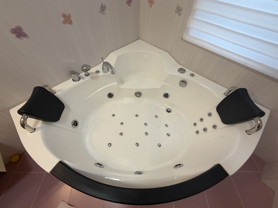 Cadă de colț LED cu hidromasaj Wellis 155 x 155 cm