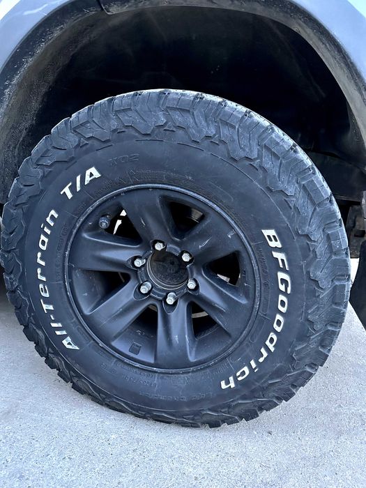 Vând anvelope BFGoodrich All-Terrain T/A KO2 Dimensiune 265/75 R16.