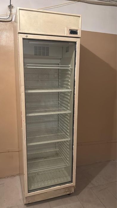 Продается ветринный холодильник