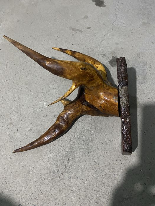 Скульптура рога из дерева