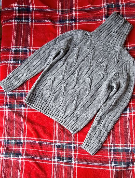 Земен дамски пуловер с яка