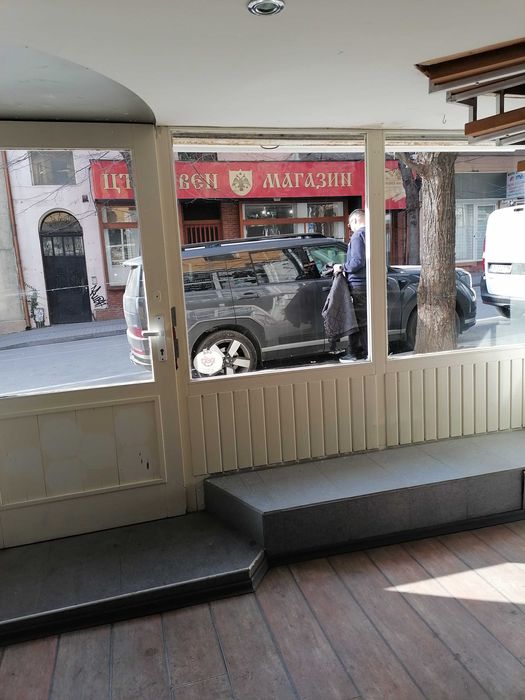 Давам под наем магазин