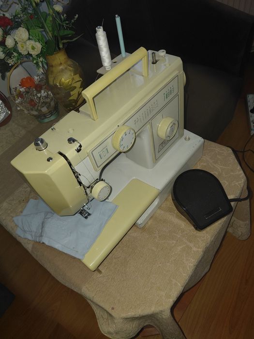 Mașină de cusut Victoria Lloyds