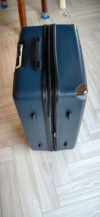 Продам чемоданы большого размера