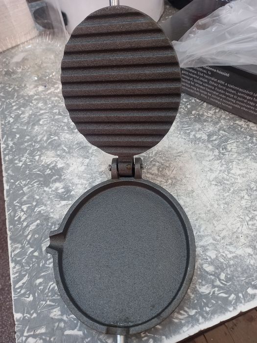 Picurator 129  lei, presă fontă pentru fript slănină