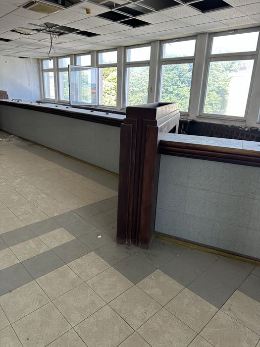 банкови гишета, бар, тизгях с автентична визия