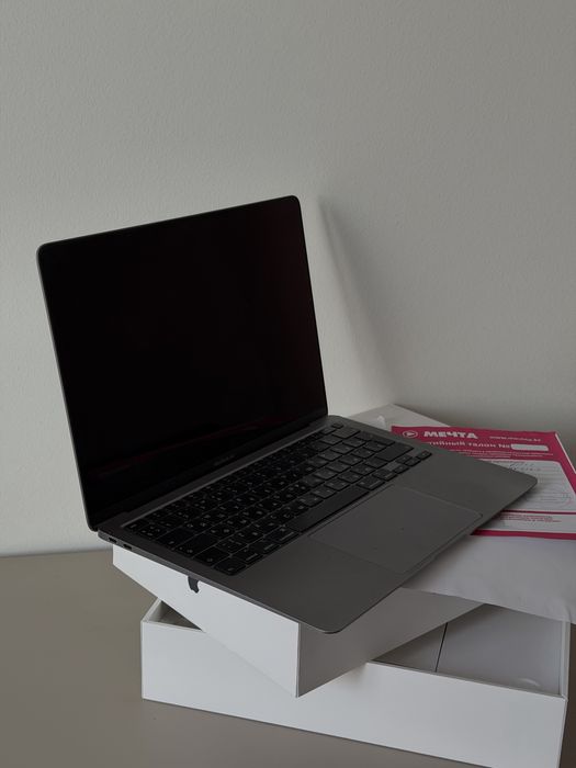 MacBook Air M1 (8/256 GB) — на запчасти или под восстановление