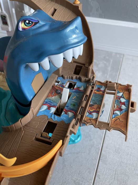 Акула трэк hotweels