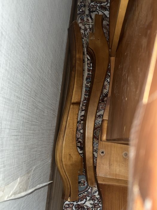 Продам стол и стулья 6 шт дубовый