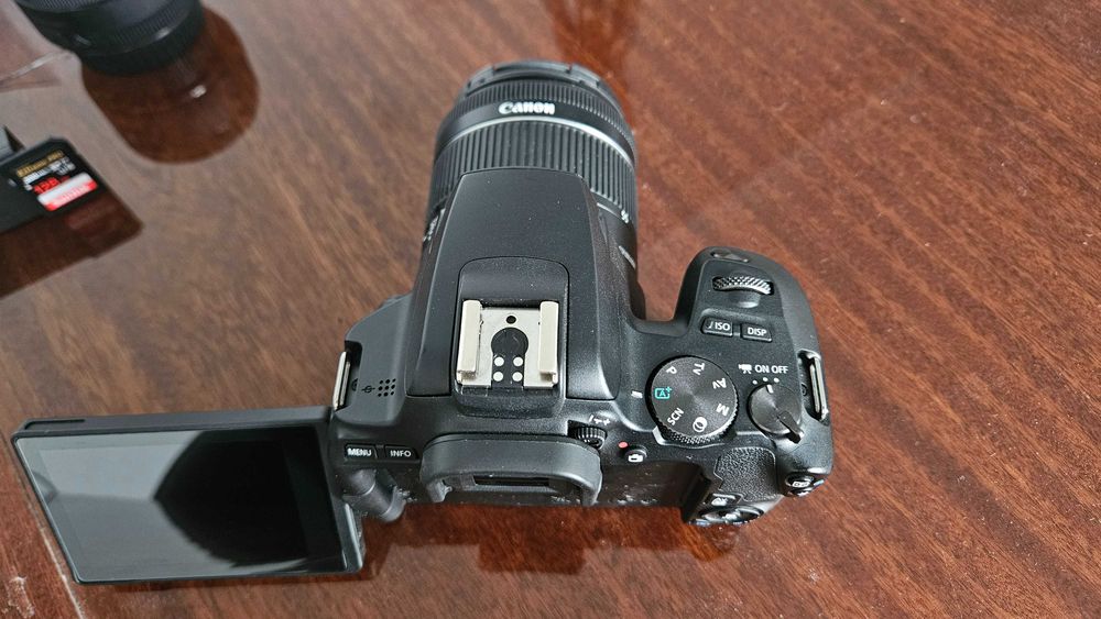 Canon EOS 250D + 18-55mm IS STM + 50mm f/1.8 STM | С оставаща гаранция