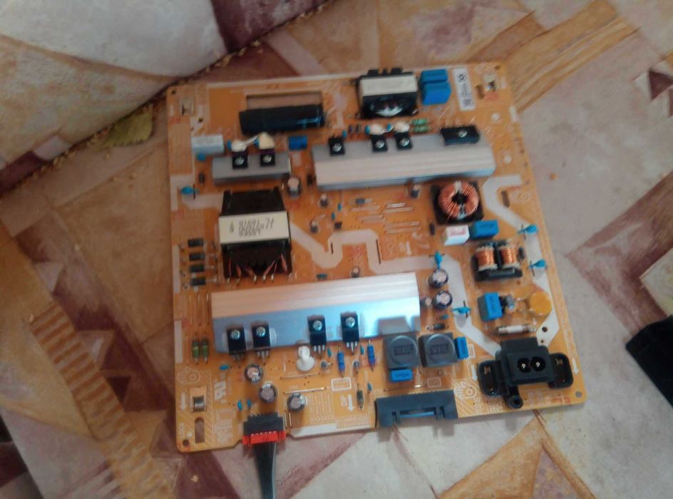 Продавам части от телевизор Самсунг49инча извит