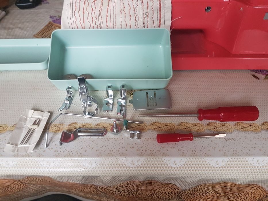 Mașina de cusut Ideal