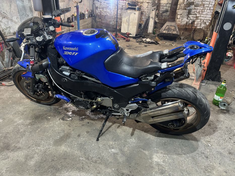 Kawasaki zx1100 мотора е със изцяло променена визизя