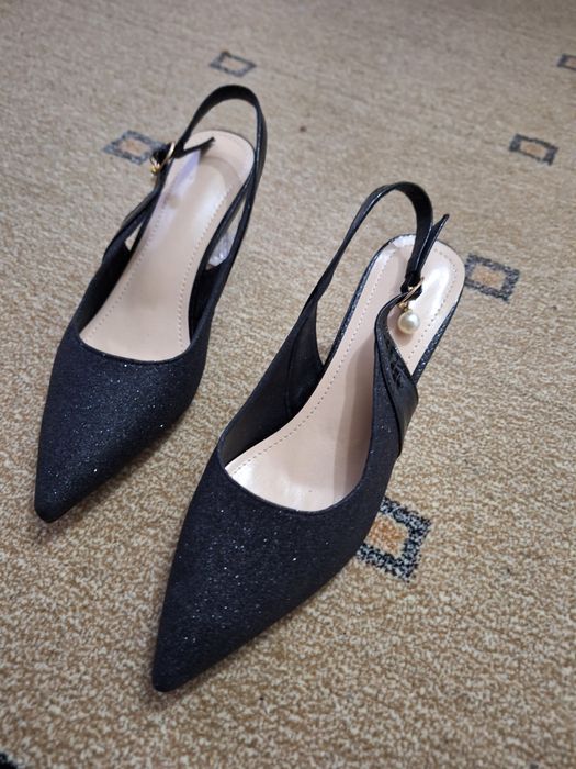 Vând sandale elegante noi