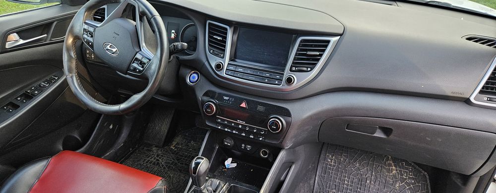 Hyundai tucson avariat ,motor stricat