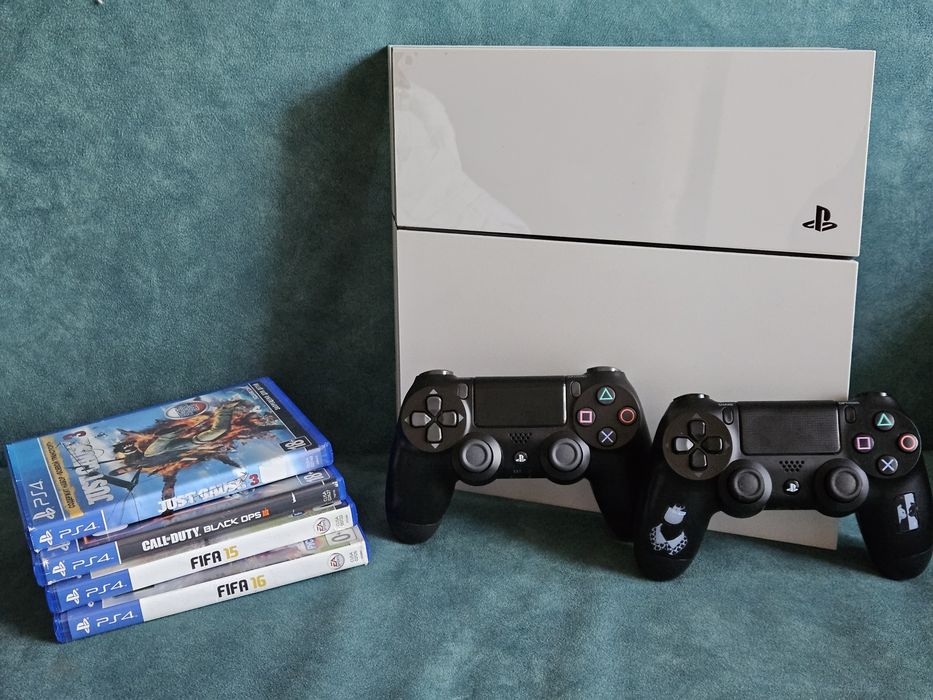 Продаю Playstation 4  пс 4 500gb с джойстиками и играми