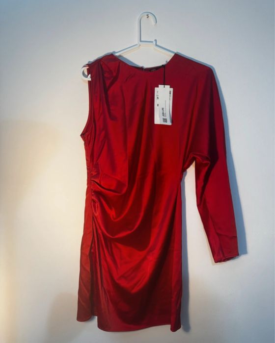 Rochie scurta satinata cu o maneca