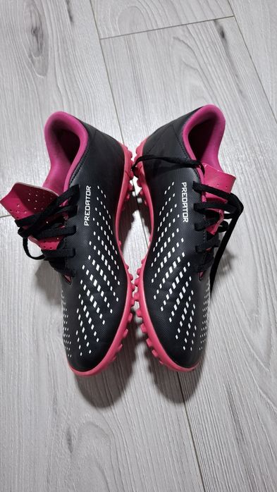 Vând adidasi băieți pt.fotbal de sala Adidas Predator