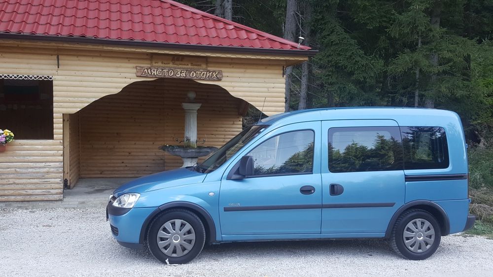 Продавам пътнически пикап.