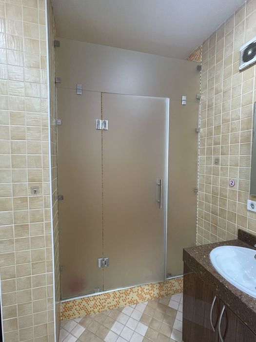 Стеклянная дверь перегородка, с петлями и доводчиком