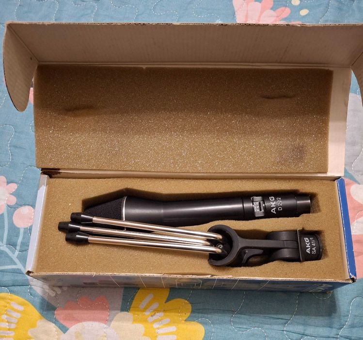 Продам микрофон в коробке