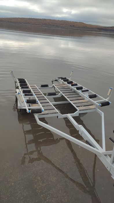 Надуваема лодка 3,80м. с  колесар