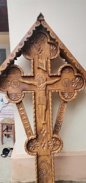 Vând Cruce Monumentală cruce realizată din lemn de stejar cu mare atenție la detalii, ideală pentru o troiță durabilăda*