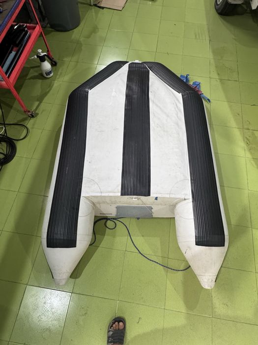 Barca quicksilver ,2m , barca este  in stare  foarte  buna