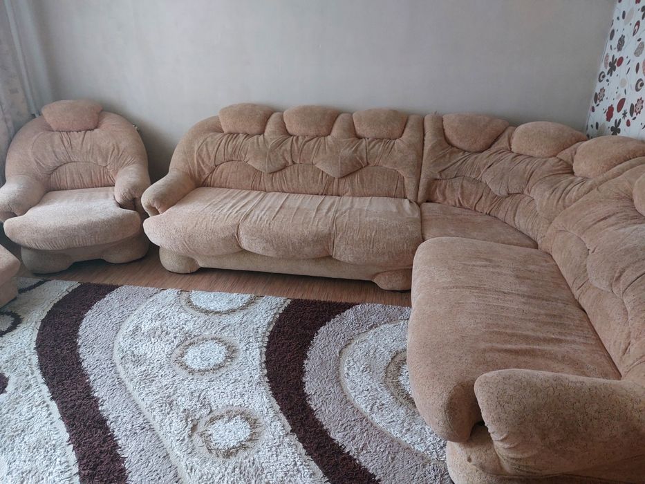 Продам диван для гостиной.