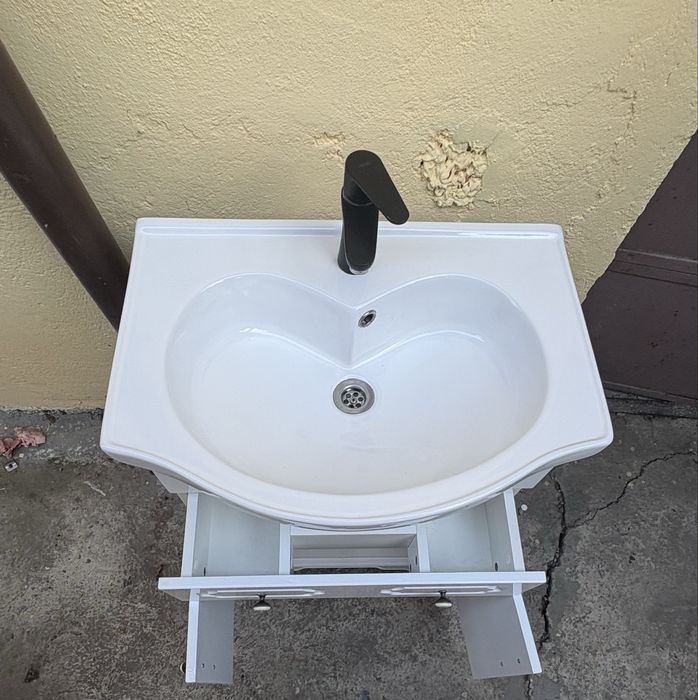 Set baza mobilier baie Malaga 60 cm cu lavoar ceramic, Alb si baterie neagra Ferro
