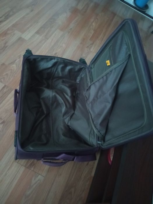 Чемодан фиолетового цвета