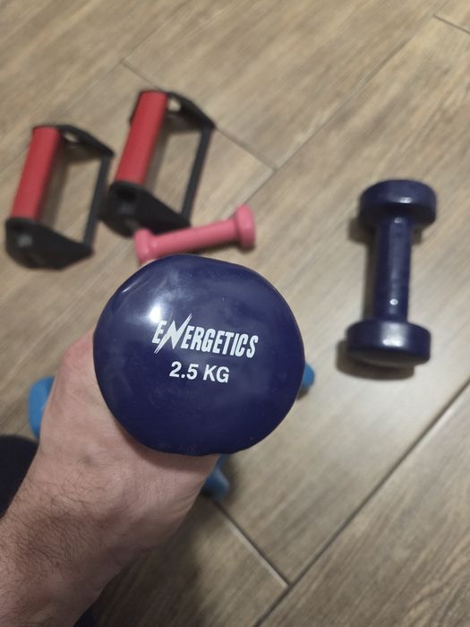 Gantere cauciucate 2,5 kg 1,5 kg si 0,5 kg + suporți flotări domyos