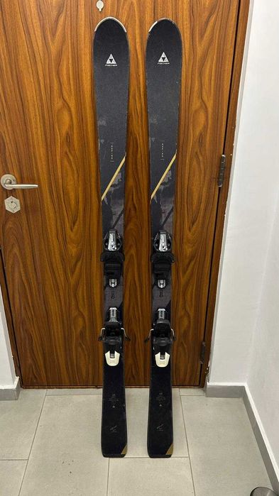 Clapari, schiuri, bete, snowboard